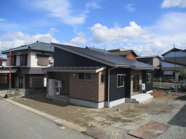 角地に建つ片流れ平屋の家の外観